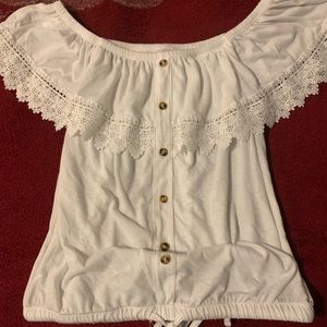 White off the shoulders shirt🥰😍